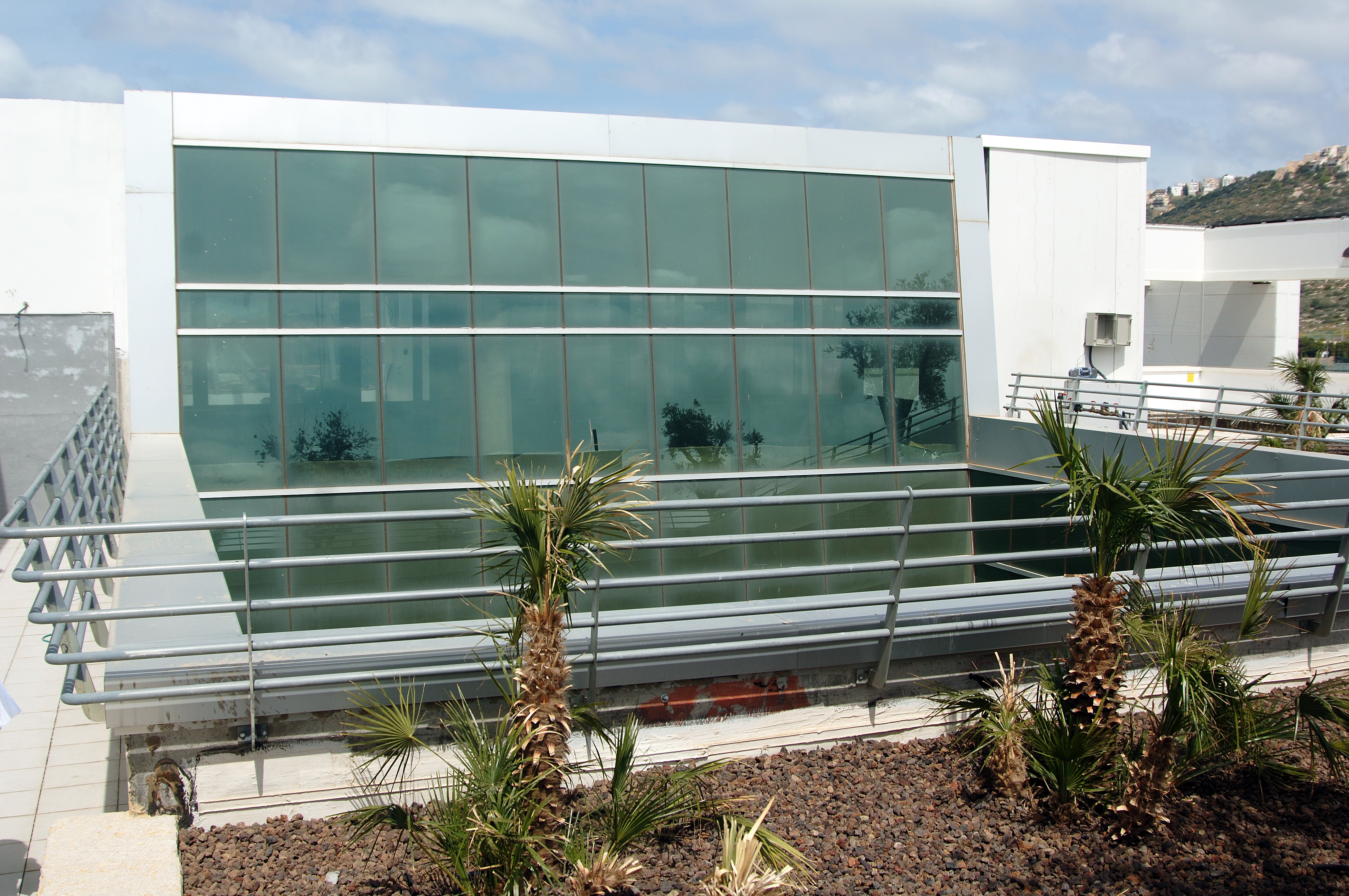 The rooftop atrium had an automatic control system to ensure optimal natural lighting in the building, reducing energy consumption. 