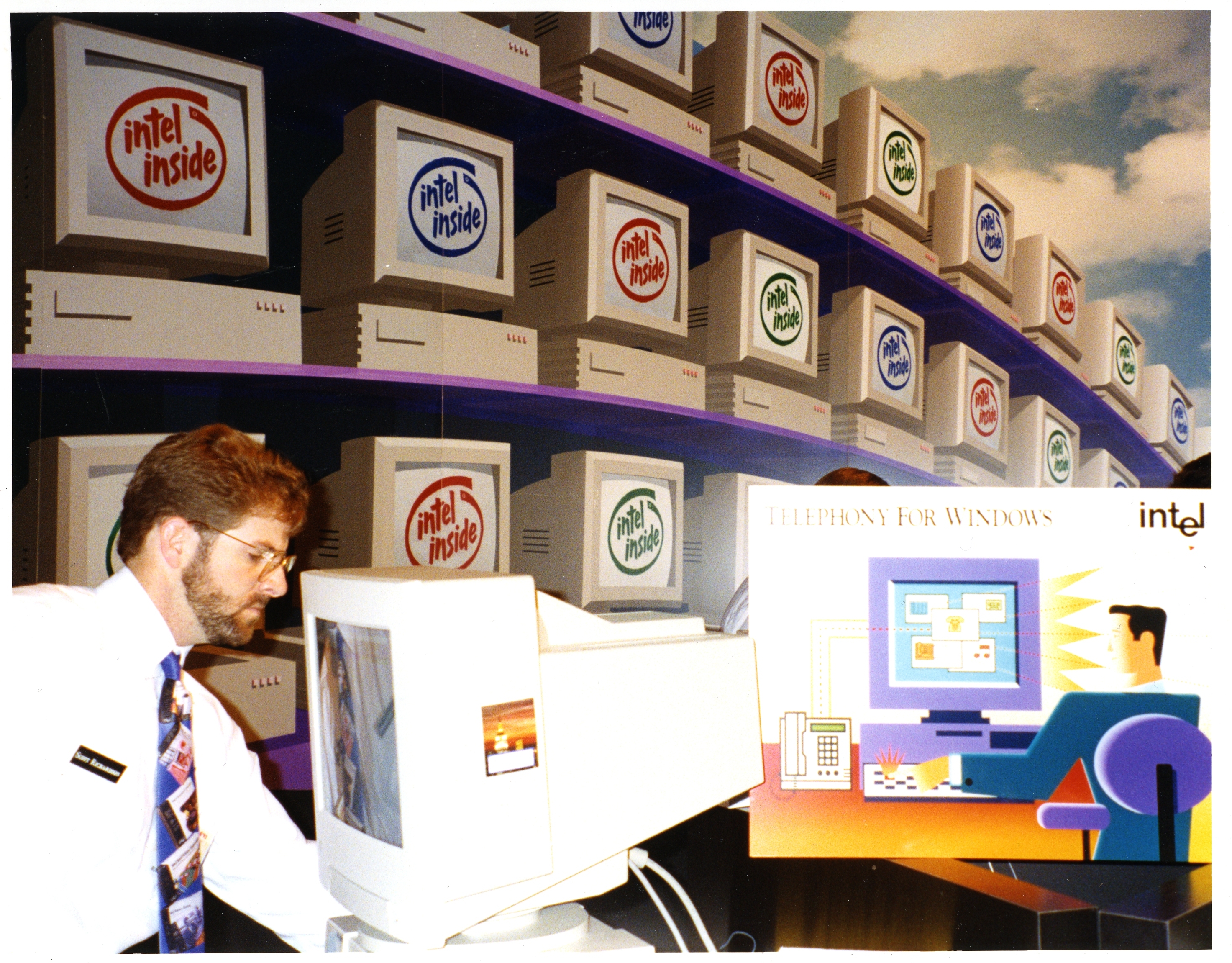 Intel introduced the PCI bus at the annual Comdex Exposition in Las Vegas. 