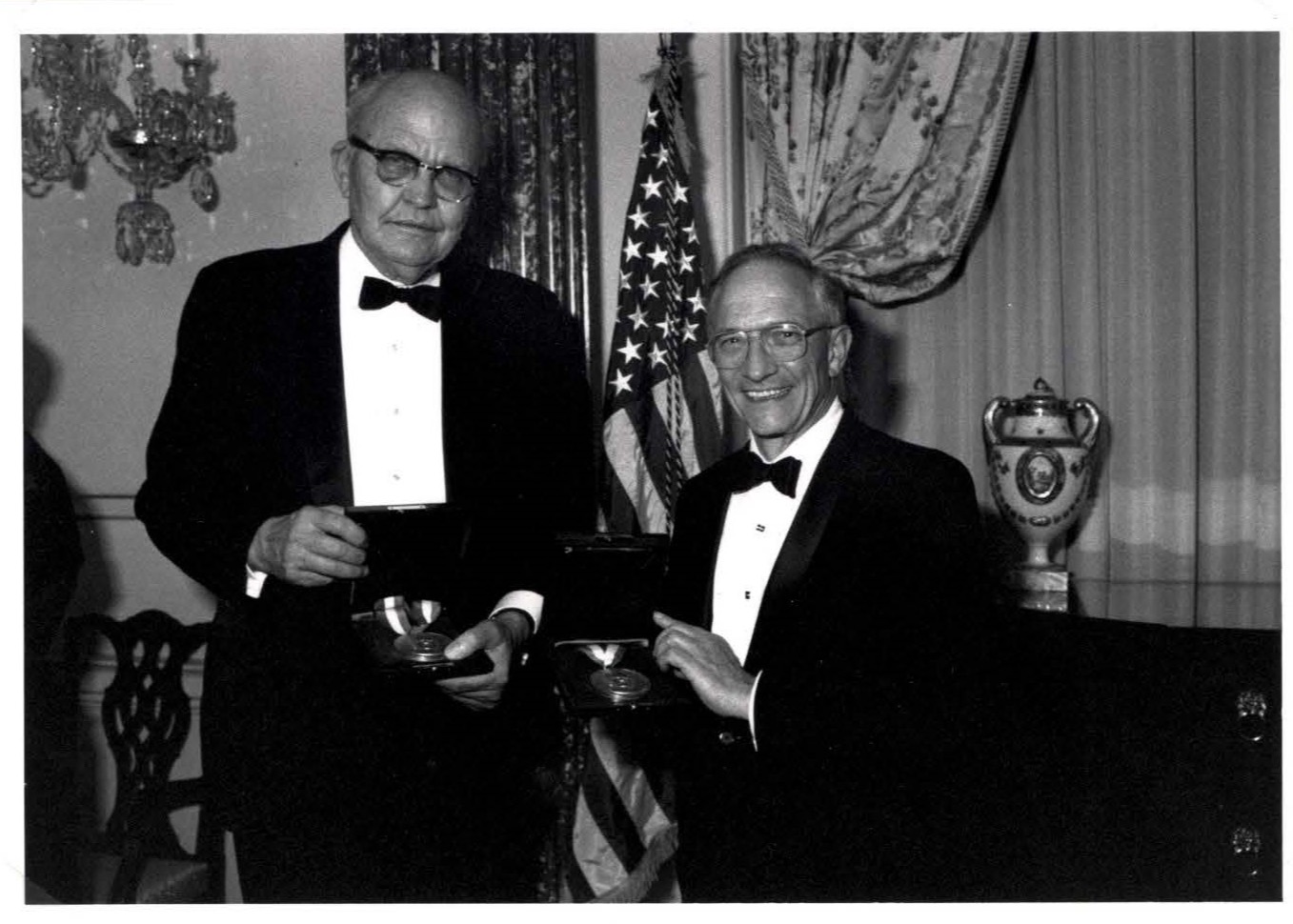 Jack Kilby of Texas Instruments (left) and Intel's Robert Noyce formally accept the Charles Stark Draper Prize at a black tie gala in February 1989.